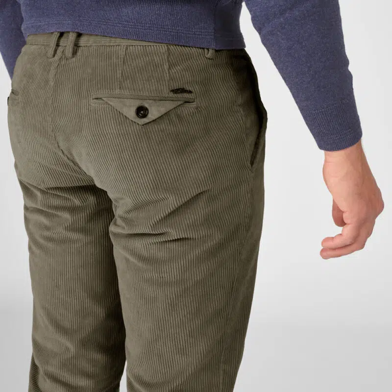 Chino Van Zilton In Het Groen In Model Ribfluwelen Broek In Zachte Katoen Met Een Moderne En Stijlvolle Uitstraling.