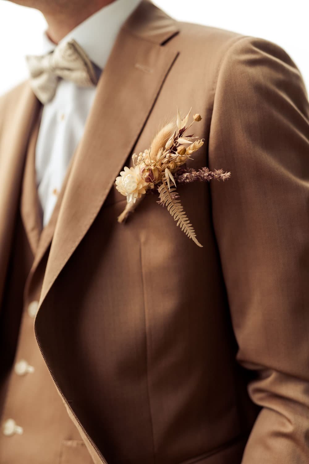 Details van een trouwpak op maat