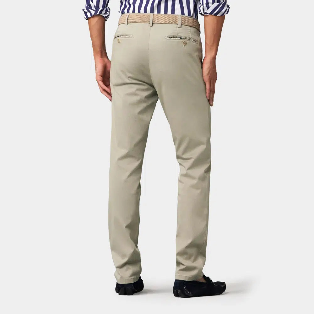 Chino Van Meyer In Het Beige In Model