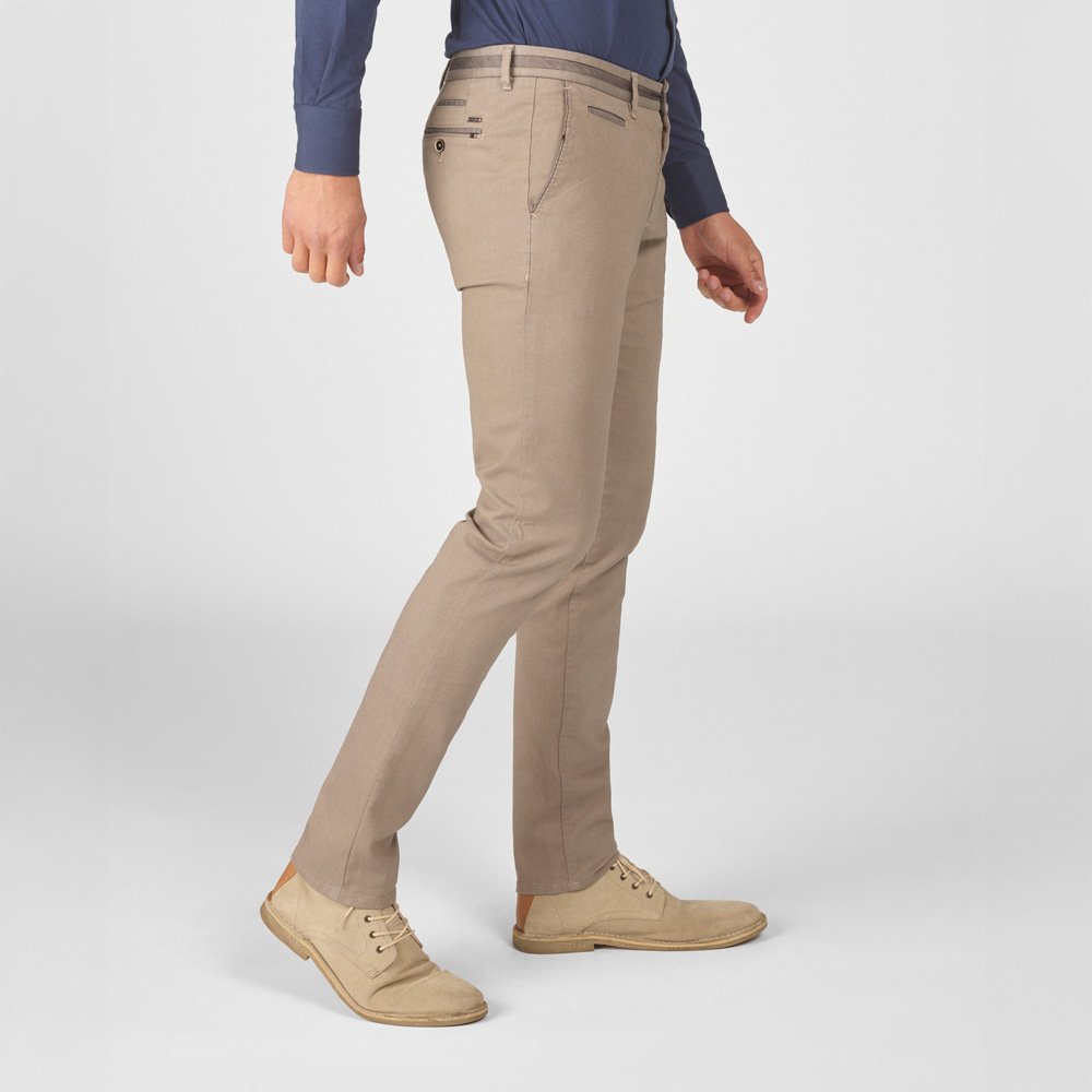 Chino Van Zilton In Het Beige In Model Chino In Zachte Katoenstretch Met Moderne En Stijlvolle Uitstraling.