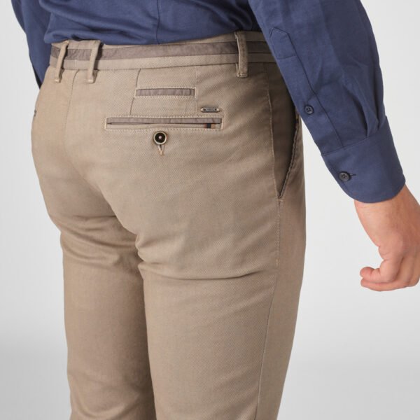 Chino Van Zilton In Het Beige In Model Chino In Zachte Katoenstretch Met Moderne En Stijlvolle Uitstraling.