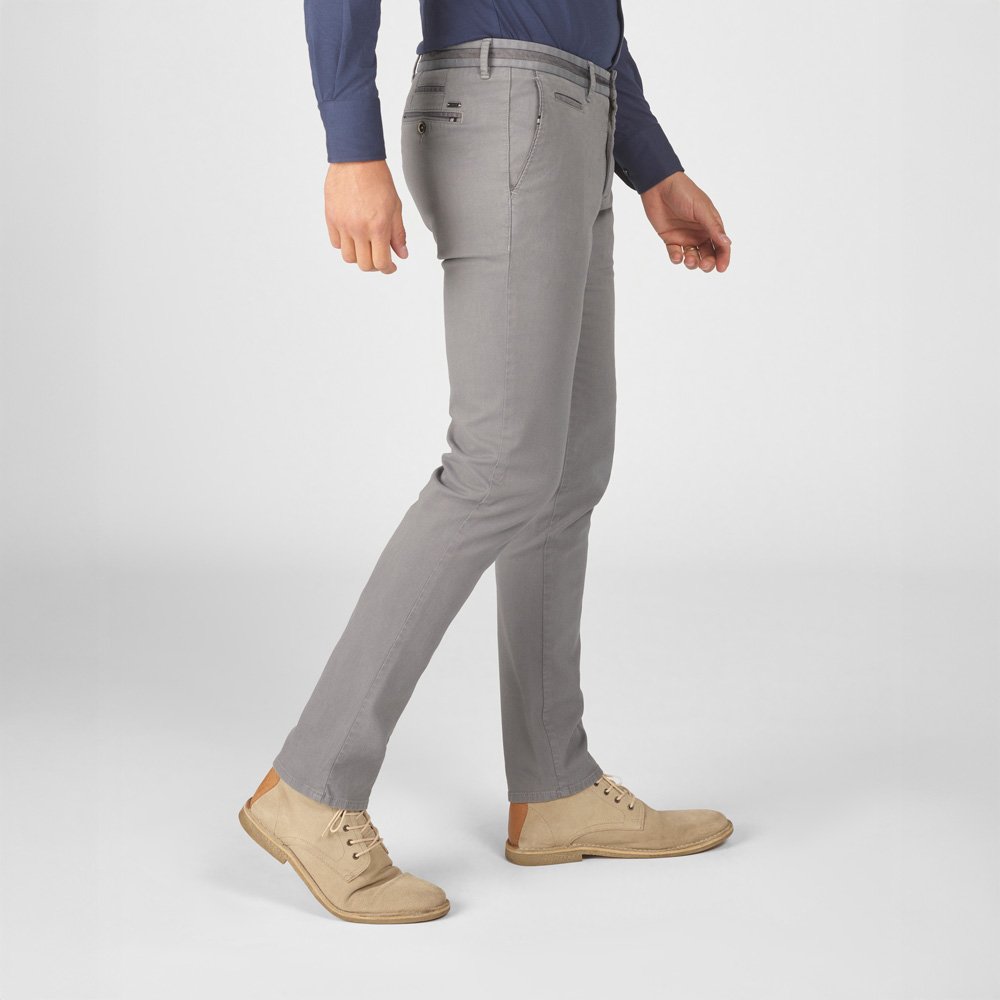 Chino Van Zilton In Het Grijs In Model Slanke Chino In Zachte Katoenstretch Met Moderne En Stijlvolle Uitstraling.