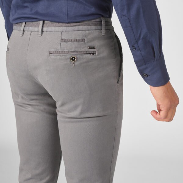 Chino Van Zilton In Het Grijs In Model Slanke Chino In Zachte Katoenstretch Met Moderne En Stijlvolle Uitstraling.