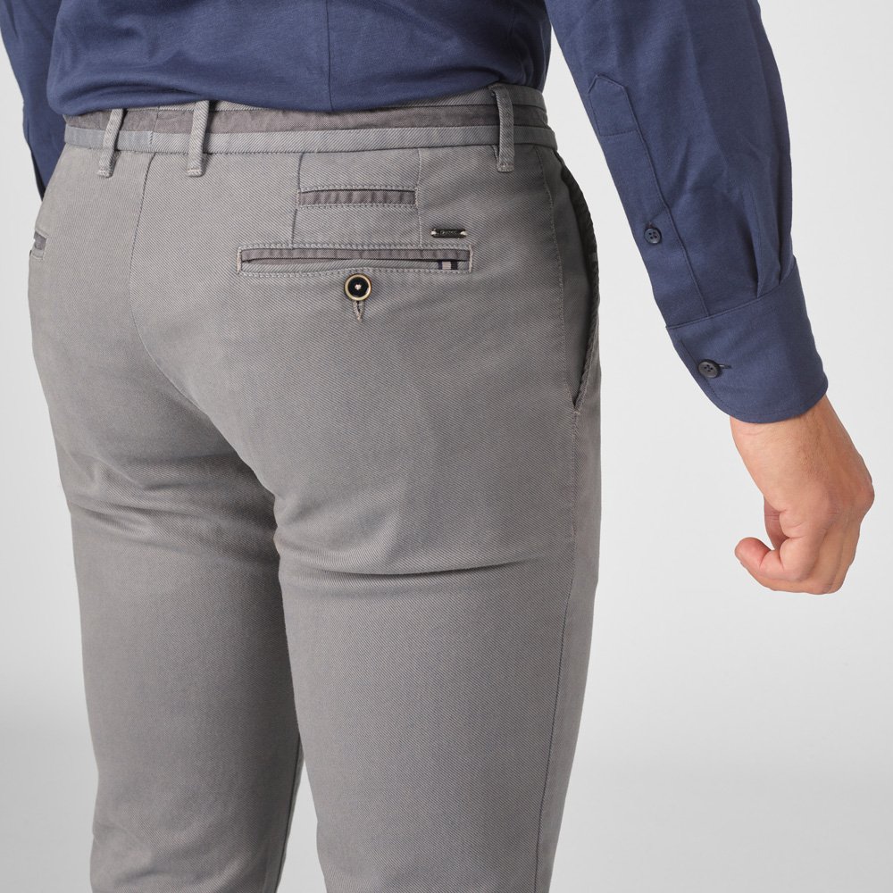 Chino Van Zilton In Het Grijs In Model Slanke Chino In Zachte Katoenstretch Met Moderne En Stijlvolle Uitstraling.