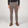 Chino Van Zilton In Het Bruin In Model Zachte Ribfluwelen Chino Met Rechte Pasvorm.