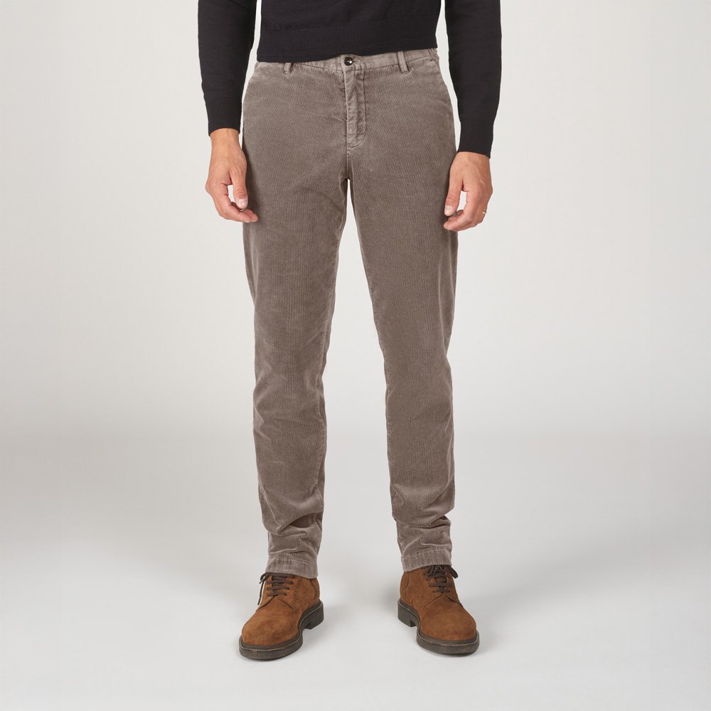 Chino Van Zilton In Het Bruin In Model Zachte Ribfluwelen Chino Met Rechte Pasvorm.