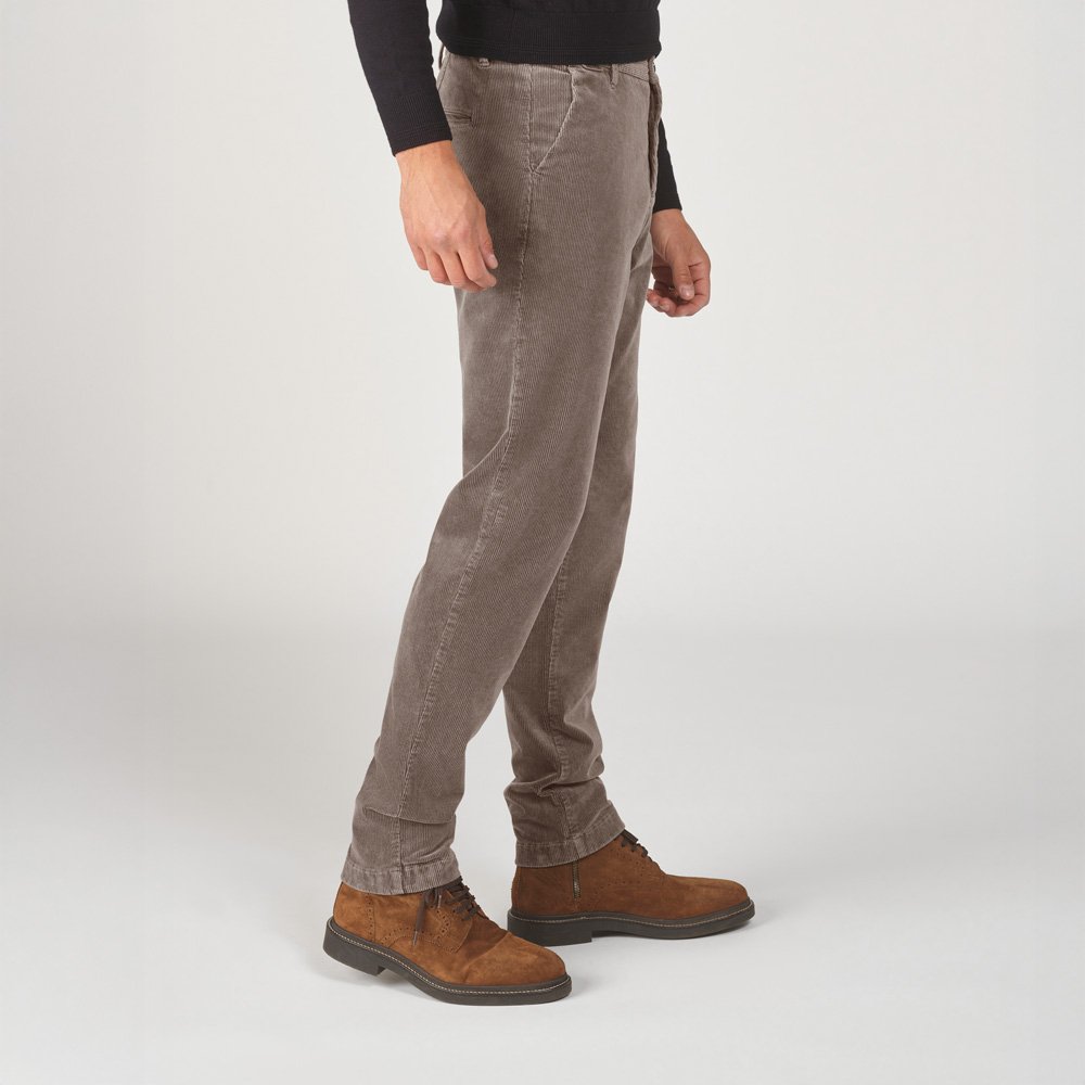 Chino Van Zilton In Het Bruin In Model Zachte Ribfluwelen Chino Met Rechte Pasvorm.