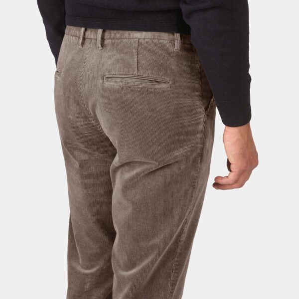 Chino Van Zilton In Het Bruin In Model Zachte Ribfluwelen Chino Met Rechte Pasvorm.