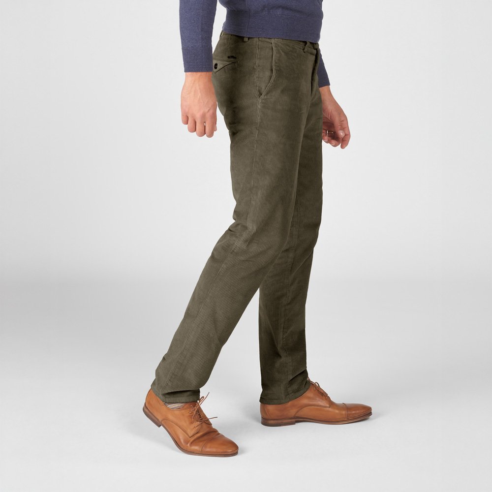 Chino Van Zilton In Het Groen In Model Ribfluwelen Broek In Zachte Katoen Met Een Moderne En Stijlvolle Uitstraling.