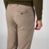 Chino Van Zilton In Het Beige In Model Geklede Chino In Zachte Katoenstretch Met Moderne En Stijlvolle Uitstraling.