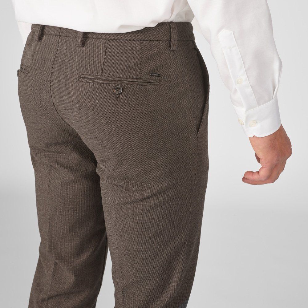 Chino Van Zilton In Het Bruin In Model Geklede Broek Met Fijne Microstructuur En Stijlvolle, Tijdloze Uitstraling.