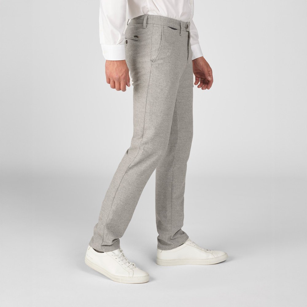 Chino Van Zilton In Het Grijs In Model Geklede Broek In Lichtgrijze Flannel-look Met Verfijnde Afwerking.