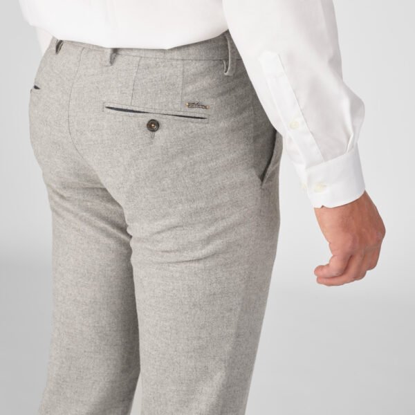 Chino Van Zilton In Het Grijs In Model Geklede Broek In Lichtgrijze Flannel-look Met Verfijnde Afwerking.
