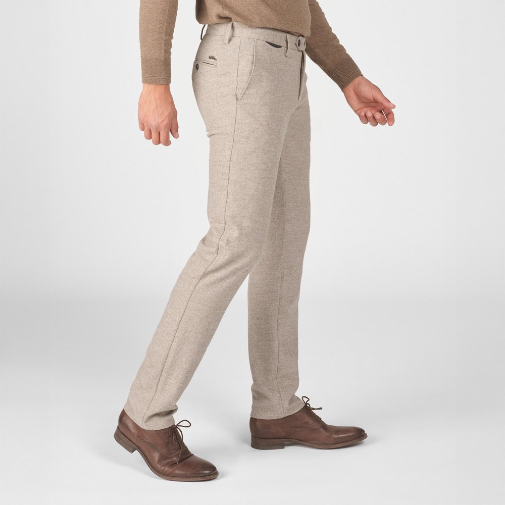 Chino Van Zilton In Het Beige In Model Geklede Flannel-look Broek In Warme Beige Tint Met Stijlvolle Afwerking.