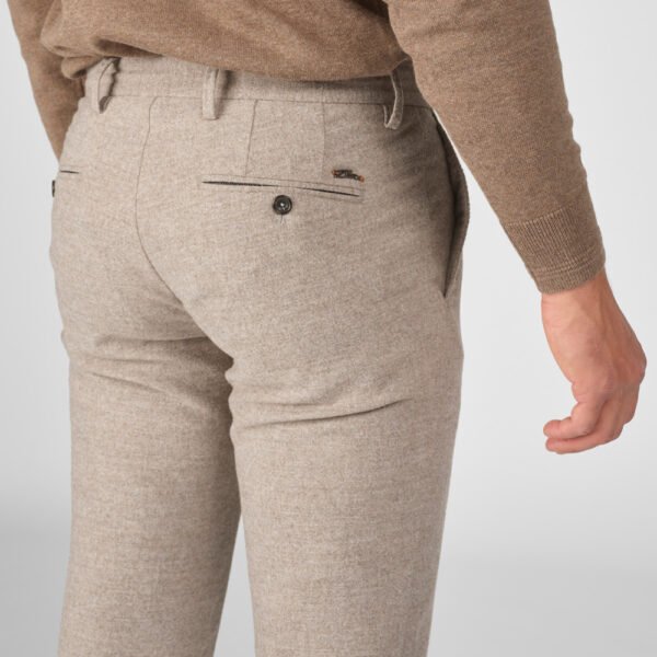 Chino Van Zilton In Het Beige In Model Geklede Flannel-look Broek In Warme Beige Tint Met Stijlvolle Afwerking.