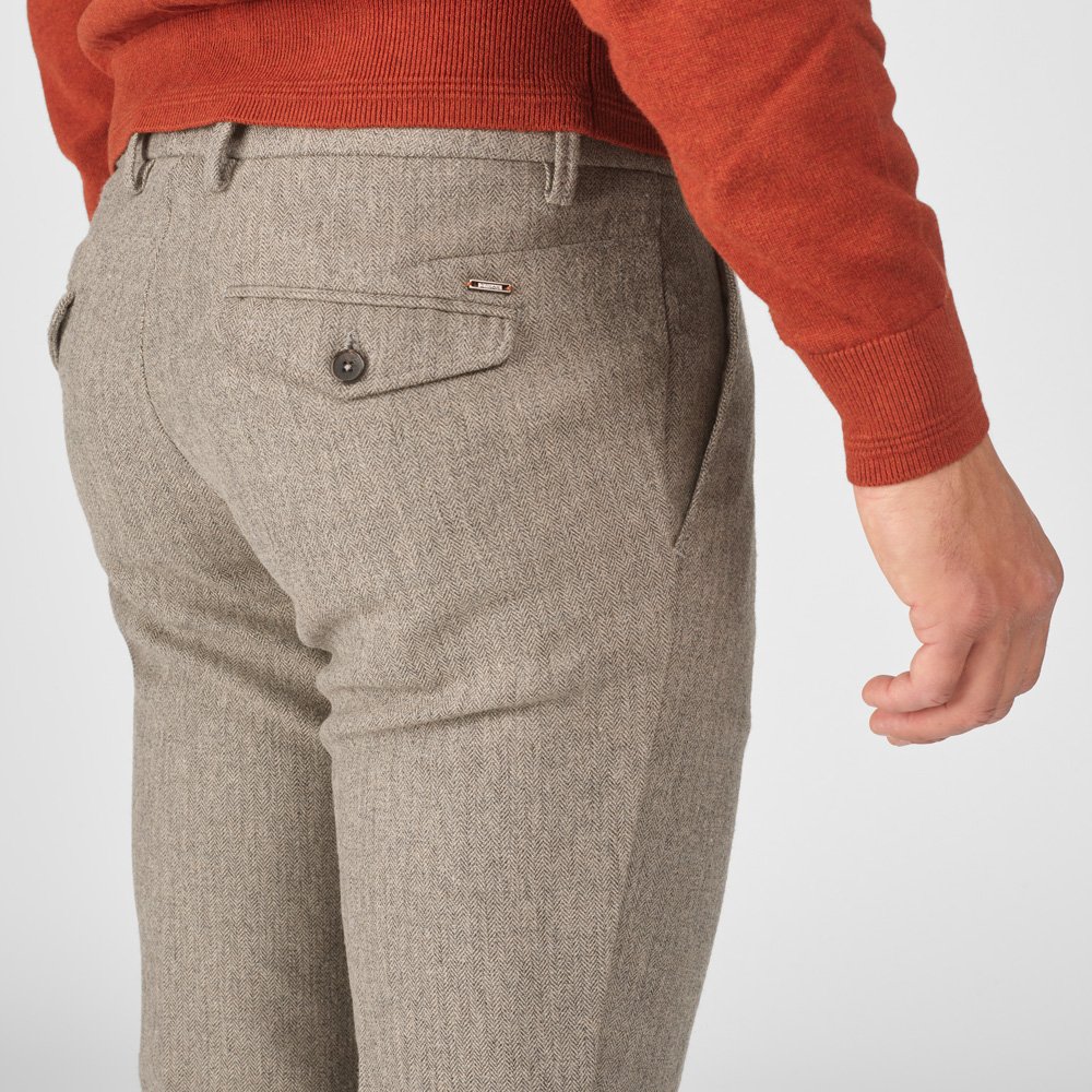 Chino Van Zilton In Het Beige In Model Geklede Wollen Broek Met Visgraatmotief En Moderne, Stijlvolle Uitstraling.