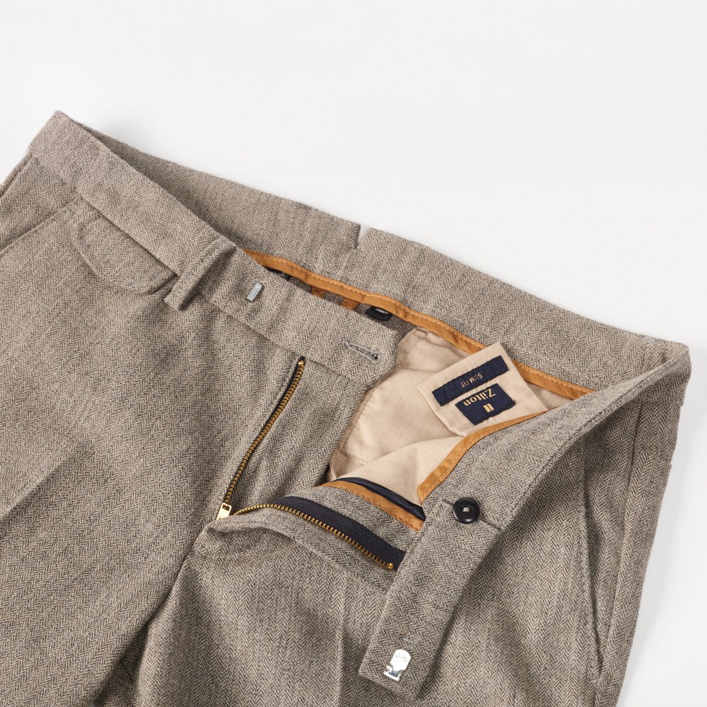 Chino Van Zilton In Het Beige In Model Geklede Wollen Broek Met Visgraatmotief En Moderne, Stijlvolle Uitstraling.
