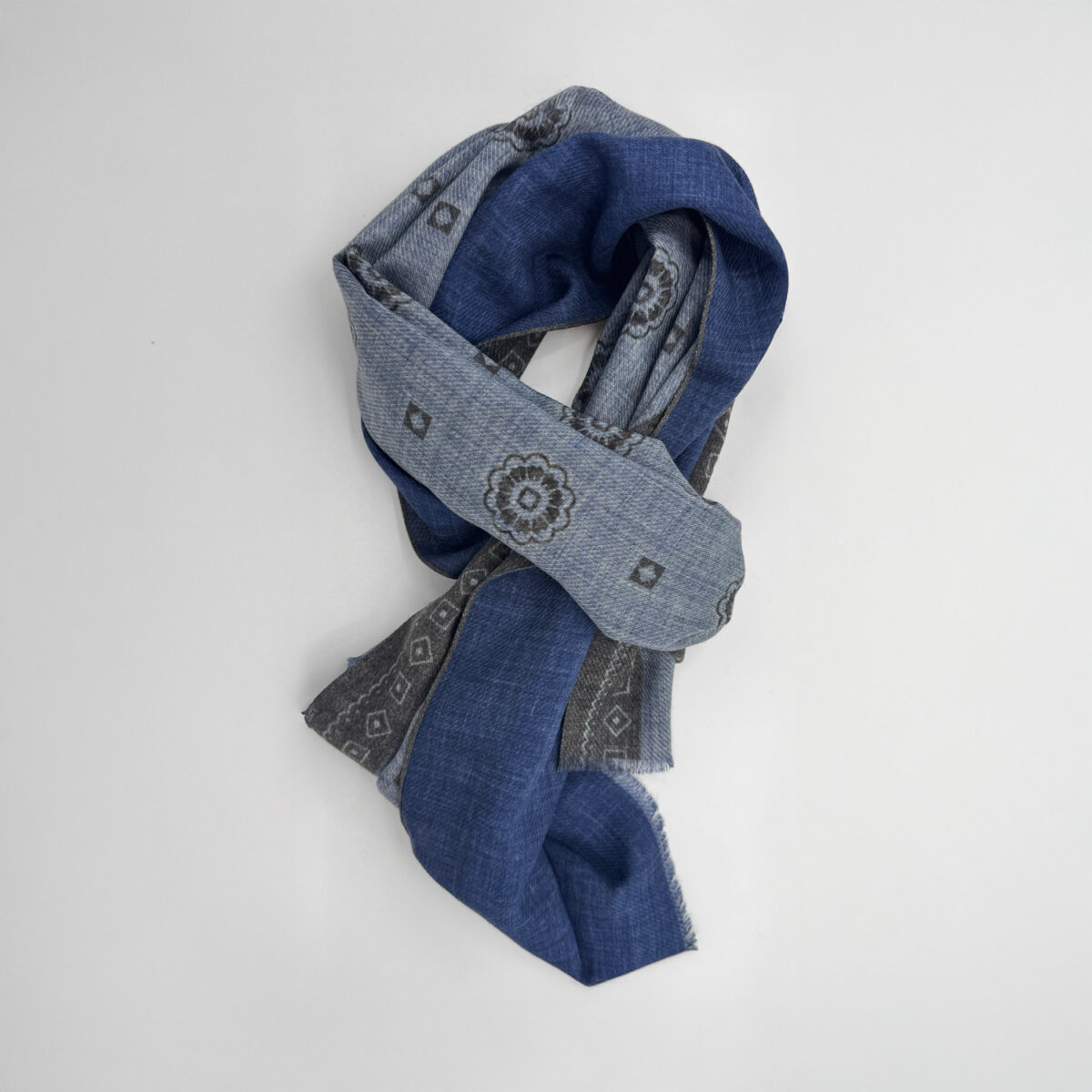 Sjaals Van Gierremilano In Het Blauw In Model Sjaal Met Medaillonmotief In 100% Wol