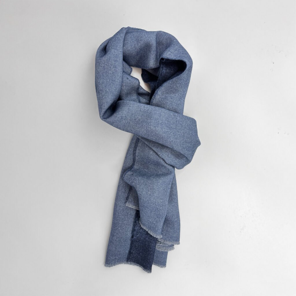 Sjaals Van Gierremilano In Het Blauw In Model Dubbelzijdige Sjaal In 100% Wol