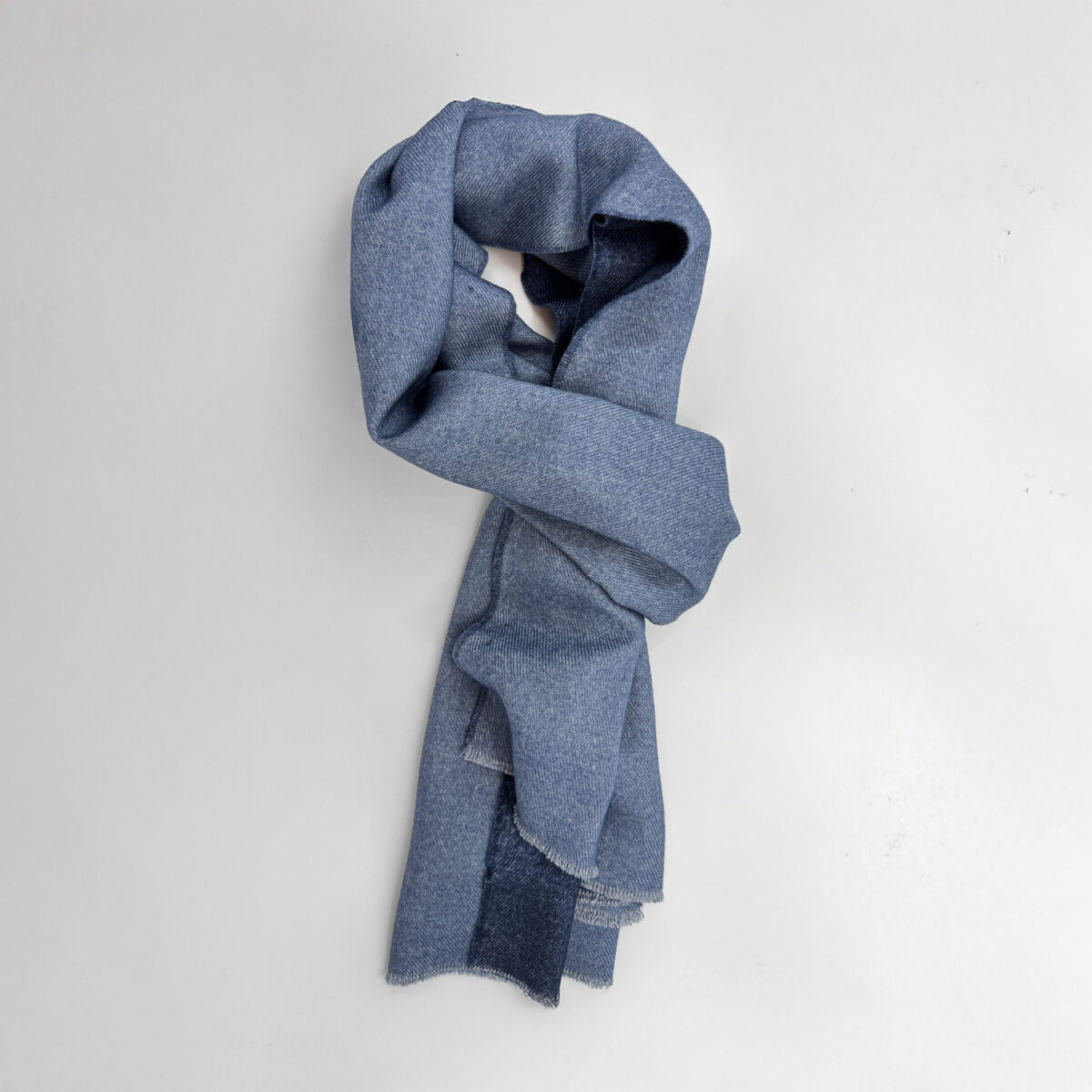 Sjaals Van Gierremilano In Het Blauw In Model Dubbelzijdige Sjaal In 100% Wol